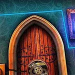 Ξύλινη τοξωτή πόρτα με διακοσμητικά στοιχεία, πλαισιωμένη από πίνακα σε ηλεκτρικό μπλε και αγαλματίδιο δίπλα