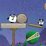 Δύο καρτούν pandas πάνω σε ξύλινες πλατφόρμες με ένα αερόστατο ενώνονται με φόντο ένα μοβ ουρανό