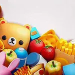 Πολύχρωμα καρτούν φαγητά και ζωάκια, όπως αρκούδες, παπάκια, και κουνελάκια, σε ένα γεωμετρικό μοτίβο
