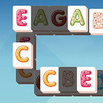 Πλακίδια με γράμματα της αλφαβήτου σε διάταξη Γ, με πολύχρωμο φόντο και μπλε ουρανό