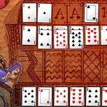 Τράπουλα με ανοιχτά χαρτιά σε ξύλινη επιφάνεια με διακοσμητικά σχέδια