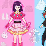 Δύο κορίτσια ντυμένα με έντονα κοστούμια anime, ένα ροζ και ένα παραδοσιακό ιαπωνικό, στέκονται στο κέντρο ενός φόντου λευκό-γαλάζιου και ροζ