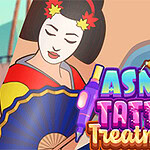 Γυναίκα με παραδοσιακή ενδυμασία και λουλούδια στα μαλλιά κρατά βεντάλια, με τα λόγια ASMR Tattoo Treatment μπροστά