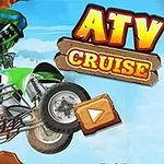 Άτομο με μπλε στολή οδηγεί πράσινο ATV στον αέρα μπροστά από μπλε ουρανό με βράχους