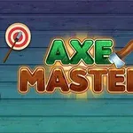 Το κείμενο AXE MASTER σε πράσινη και χρυσή γραφή, με δύο στόχους αριστερά και δεξιά, σε πολύχρωμο ξύλινο φόντο