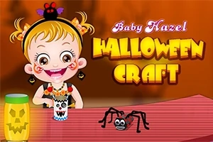 Ένα χαμογελαστό παιδί με στολή για το Halloween κάθεται σε τραπέζι με χειροτεχνίες και διακοσμητική αράχνη