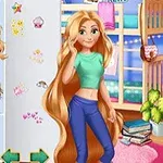 Μια κοπέλα με μακριά ξανθά μαλλιά στέκεται σε ένα δωμάτιο δίπλα σε ράφι με διαφορετικά στυλ περουκών
