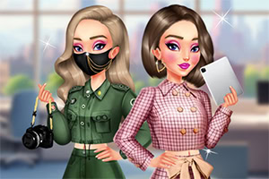 Δύο κομψά ντυμένες γυναίκες στέκονται, η μία κρατάει φωτογραφική μηχανή και φοράει μάσκα, ενώ η άλλη κρατάει ένα tablet