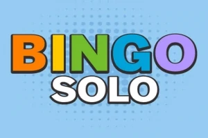 Το κείμενο BINGO SOLO με πολύχρωμα γράμματα σε γαλάζιο φόντο