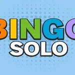 Το κείμενο BINGO SOLO με πολύχρωμα γράμματα σε γαλάζιο φόντο