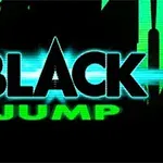Κείμενο BLACK JUMP με πράσινα φωτεινά γράμματα και σιλουέτες από κτίρια στο φόντο