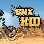 Ένα αγόρι με μπλε καπέλο και ρούχα οδηγεί ένα BMX ποδήλατο πάνω από έρημο έδαφος, με φόντο βραχώδη τοπία