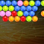 Πολύχρωμες μπάλες σε σειρά σε σκοτεινό φόντο με γεωμετρικά σχέδια