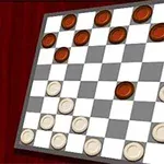 Σκακιέρα με καφέ και λευκές πούλιες τοποθετημένες σε πλάγια θέση πάνω σε ξύλινη επιφάνεια