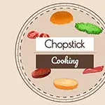 Λογότυπο με τον τίτλο Chopstick Cooking περιτριγυρισμένο από εικόνες υλικών όπως ψωμάκι, ντομάτα, μαρούλι, και κομμάτια κρέατος