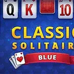 Τράπουλα σε μπλε φόντο με την επιγραφή CLASSIC SOLITAIRE BLUE σε έντονα κίτρινα γράμματα και μια κόκκινη κορδέλα