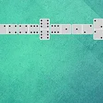 Πλακίδια ντόμινο διατεταγμένα σε σχήμα L πάνω σε πράσινο φόντο