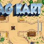 Ένα υπερυψωμένο γραφικό με τη φράση DRAG KART πάνω από μια πίστα αγώνων με άμμο και δέντρα
