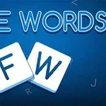 Κείμενο FREE WORDS σε μπλε φόντο με δύο λευκά πλακίδια που περιέχουν τα γράμματα F και W
