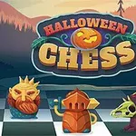 Μια σκακιέρα με κομμάτια εμπνευσμένα από το Halloween, περιλαμβάνει μια πράσινη μάγισσα και μια κολοκύθα, με φόντο ένα τρομακτικό δάσος