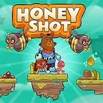 Honey Shot Αρκούδα σε διαστημική στολή μελισσοκόμου στέκεται σε πλωτή πλατφόρμα, περιτριγυρισμένη από μεγάλες μέλισσες, με σύννεφα στο φόντο και σταγόνες μελιού