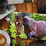 Ένα παζλ με την εικόνα ενός αλόγου που τρέχει σε λιβάδι, περιβάλλεται από κομμάτια παζλ, καφέ και φωτογραφίες