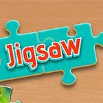 Κομμάτια παζλ με τη λέξη Jigsaw σε ένα τυρκουάζ κομμάτι πάνω σε ξύλινη επιφάνεια