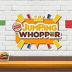 Λογότυπο με τη φράση Jumping Whopper σε λευκό τοίχο από τούβλα με πολύχρωμα διακοσμητικά και ένα χάμπουργκερ στην κάτω αριστερή γωνία