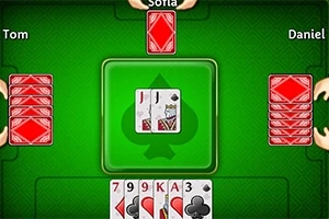 Πράσινο τραπέζι καρτών με τρεις στοίβες καρτών και πέντε ανοιχτά φύλλα στο κάτω μέρος