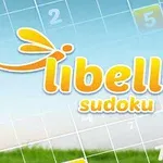 Κείμενο libelle sudoku σε κίτρινα γράμματα πάνω από πλέγμα με αριθμούς και φόντο μπλε ουρανού και πράσινου λιβαδιού