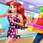 Γυναίκα με κόκκινα μαλλιά κρατάει μια τσάντα σε κατάστημα ενώ ένας άντρας δίπλα της κουβαλά πολλά πολύχρωμα κουτιά