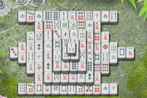 Πλακίδια Mahjong τοποθετημένα σε σχηματισμό πάνω σε πράσινο φόντο