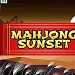Κόκκινο πανό με χρυσά γράμματα MAHJONG SUNSET μπροστά από ηλιοβασίλεμα με μαύρες σιλουέτες και φύλλα μπαμπού