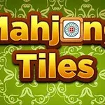 Κίτρινα γράμματα με τη λέξη Mahjong Tiles σε πράσινο φόντο με διακοσμητικά σχέδια