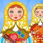 Δύο φωτεινές ξύλινες κούκλες Ματριόσκα με ζωηρά σχέδια και άνθη, η μία κρατά μουσικό όργανο και η άλλη μια γάτα