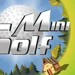 Τα γράμματα Mini Golf μπροστά από μια μεγάλη μπάλα γκολφ και ένα σκηνικό με δέντρα και ένα σπιτάκι