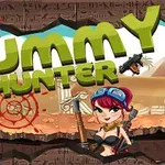 Έγχρωμο σκίτσο με τα λόγια Mummy Hunter, μια γυναίκα με όπλα στο κάτω μέρος και φόντο αρχαία ερείπια