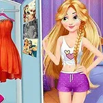 Κούκλα με μακριά ξανθά μαλλιά στέκεται δίπλα σε δύο φορέματα, ένα μαύρο λουλουδάτο και ένα πορτοκαλί, σε θήκη ντουλάπας
