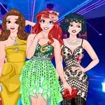 Τέσσερις γυναίκες με κοκτέιλ φορέματα ποζάρουν μπροστά από πολύχρωμα φωτιστικά εφέ