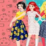 Τρεις κομψές γυναίκες με πολύχρωμα φορέματα ποζάρουν μπροστά από διχρωμία ροζ και γαλάζιου φόντου με σχέδια