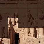 Άποψη του Μεγάλου Ναού του Ραμσή Β στο Άμπου Σιμπέλ με επιβλητικά αγάλματα στημένης θέσης στην πρόσοψη