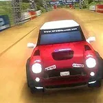 Rally Point 2 Κόκκινο αυτοκίνητο αγωνιστικού τύπου κινείται σε χωμάτινη πίστα με γραμμές τερματισμού και διαφημιστικές πινακίδες στο φόντο