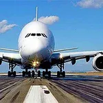 Ένα μεγάλο επιβατικό αεροπλάνο βρίσκεται στον διάδρομο προσγείωσης με καθαρό ουρανό στο φόντο