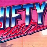Κείμενο με τη φράση Shifty Gears σε στυλ ρετρό με ροζ και μπλε γράμματα σε ροζ φόντο