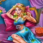 Μια ξανθιά γυναίκα σε ένα μπλε φόρεμα κάθεται σε ένα κρεβάτι, περιτριγυρισμένη από εργαλεία περιποίησης, με μώλωπες και φύλλα στο σώμα της