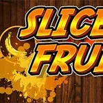 Κίτρινη και πορτοκαλί επιγραφή SLICE FRUIT με πολύχρωμες πιτσιλιές σε ξύλινο φόντο
