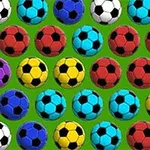 Πολύχρωμες μπάλες ποδοσφαίρου τοποθετημένες σε σειρές πάνω σε πράσινο φόντο