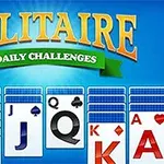 Μπλε φόντο με τράπουλες και τη λέξη Solitaire γράμματα σε κίτρινο χρώμα