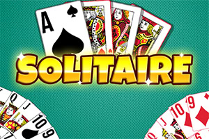 Τράπουλα με ανοιγμένα φύλλα και τη λέξη SOLITAIRE με έντονα γράμματα στο κέντρο πάνω από φόντο τιρκουάζ