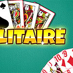 Τράπουλα με ανοιγμένα φύλλα και τη λέξη SOLITAIRE με έντονα γράμματα στο κέντρο πάνω από φόντο τιρκουάζ